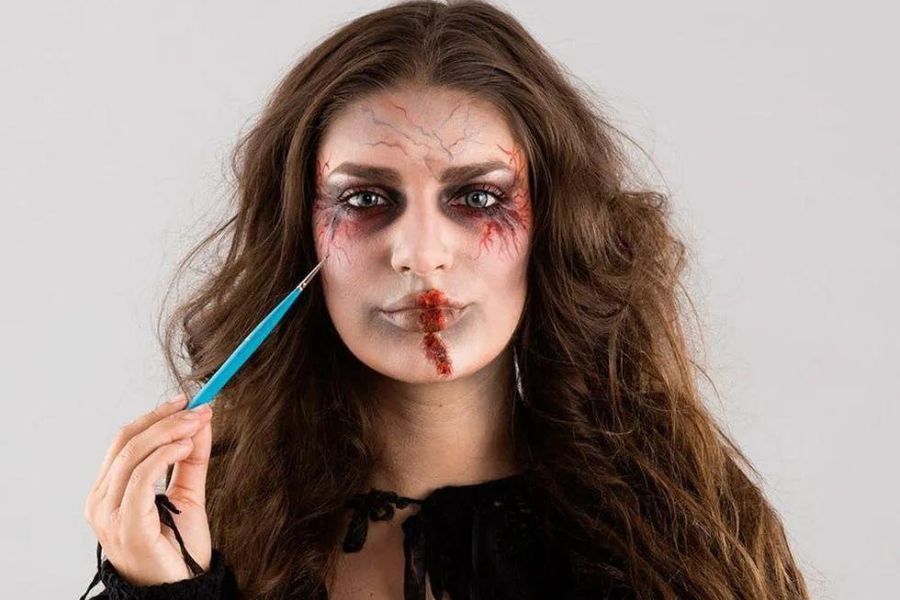 Vẽ và biến hóa khuôn mặt thành xác sống nhân dịp đêm hội halloween.