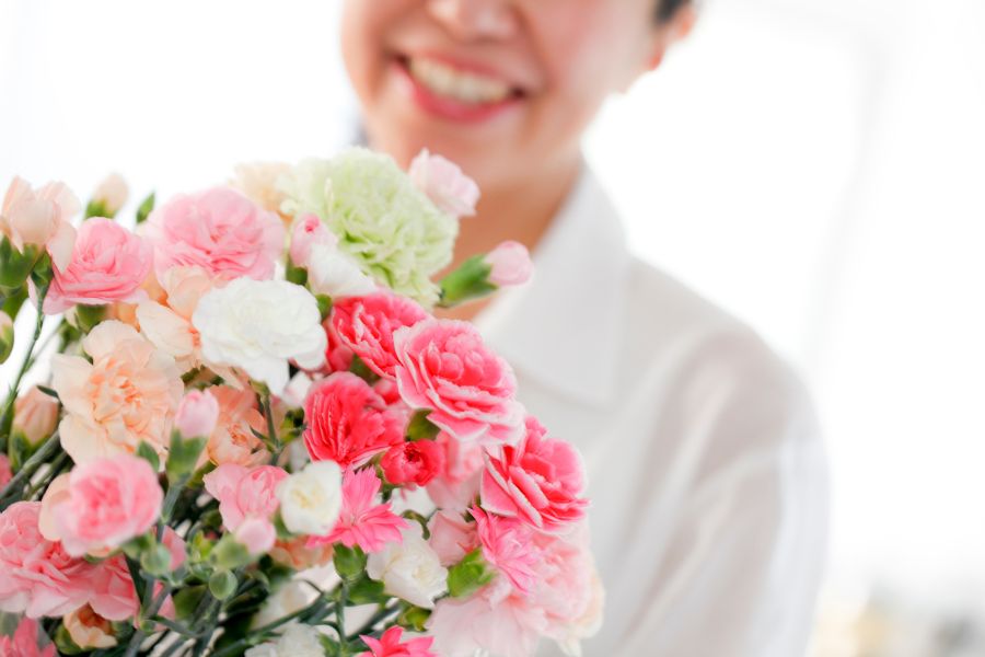 Bạn hãy lựa chọn tặng mẹ một bó cẩm chướng hoặc hoa sen để thể hiện lòng biết ơn đến mẹ nhân ngày 20/10.