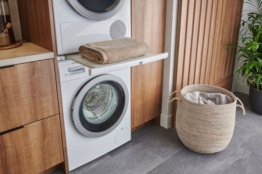 Máy giặt sấy khô có mức tiêu thụ điện năng tương đối cao, lên đến 2200W/h.