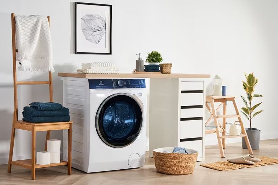 Máy giặt sấy khô có khối lượng tối đa lên đến 8kg, thích hợp với những người có nhu cầu giặt nhiều quần áo.