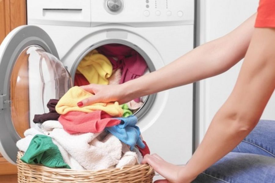 Khi máy đang hoạt động, không thể thêm quần áo vào máy giặt cửa trước.