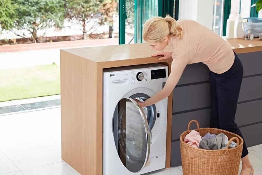 Máy giặt nằm ngang còn gọi là máy giặt lồng ngang hay máy giặt cửa trước.