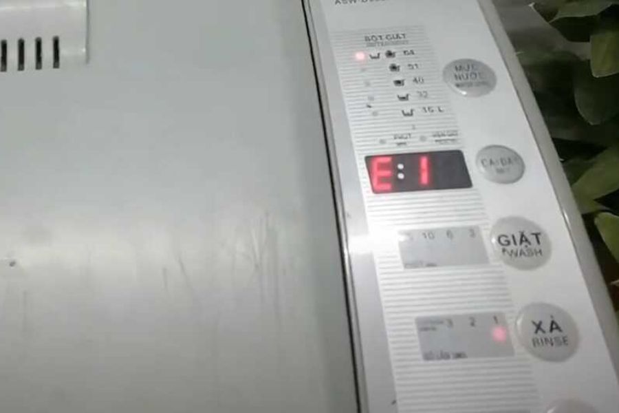 Báo lỗi E1 máy giặt Aqua để chỉ vấn đề về cấp - xả nước.