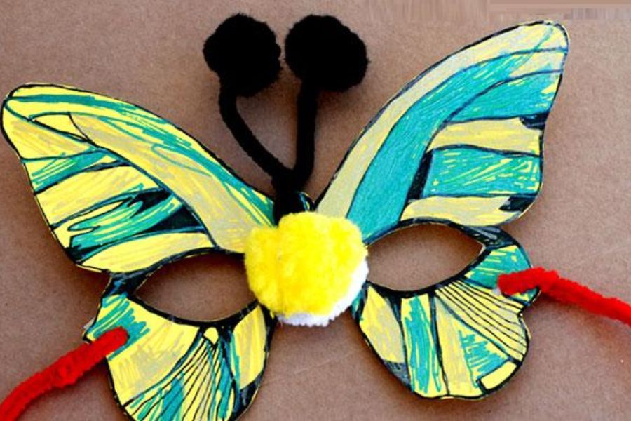 Mẫu mặt nạ Halloween hình chú bướm xinh xắn làm từ giấy và trang trí đơn giản bằng các màu sắc bắt mắt.
