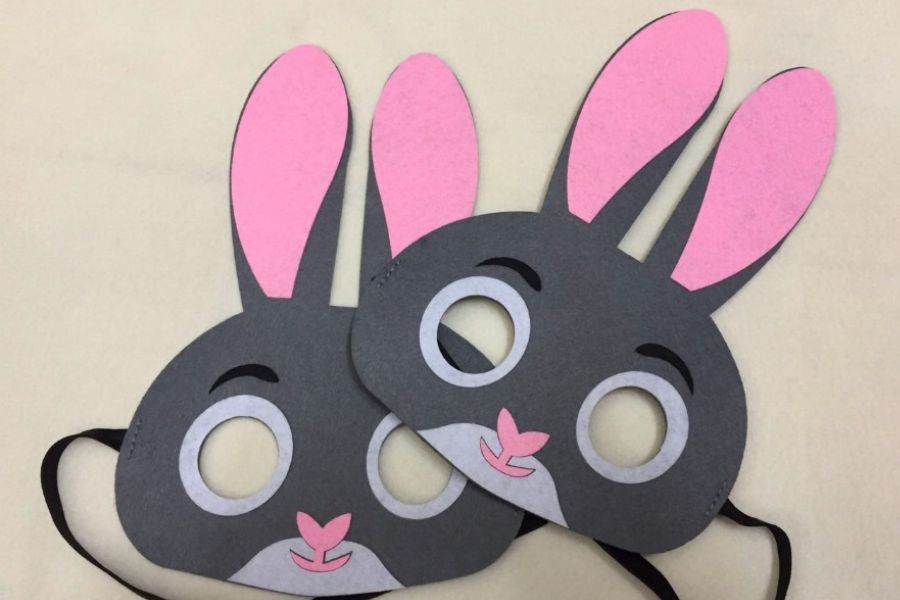 Mặt nạ Halloween được làm bằng nỉ với tạo hình chú thỏ đáng yêu.
