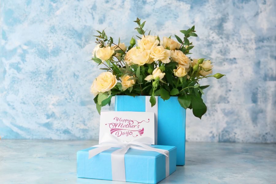 Bó hoa hồng vàng xinh xắn kèm quà gói màu xanh - Điều tuyệt vời nhất.