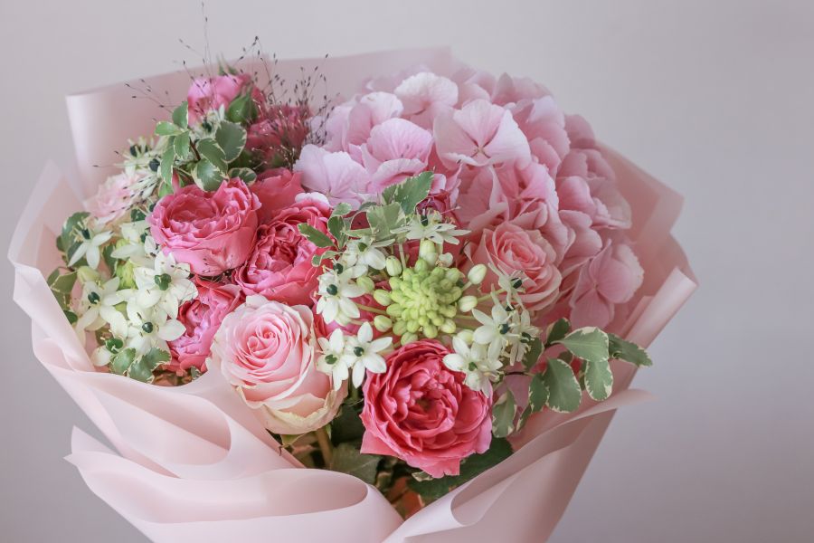 Bó hoa kết hợp màu hồng phấn - Dịu dàng thấm đượm yêu thương.