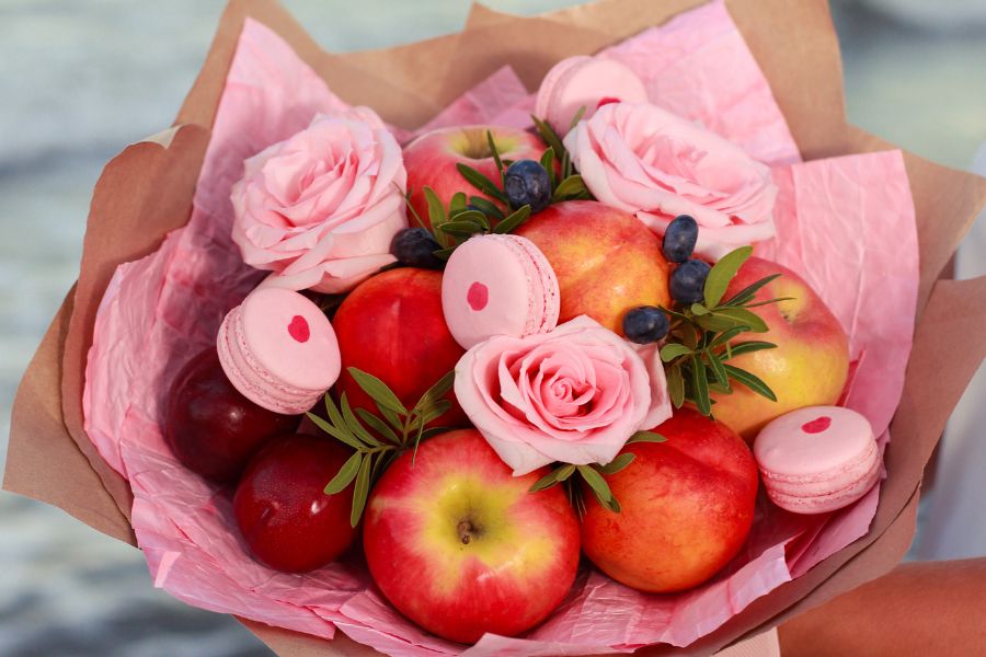 Hoa hồng phấn kết hợp cùng táo Mỹ rực đỏ - Nồng nhiệt, quyến rũ.