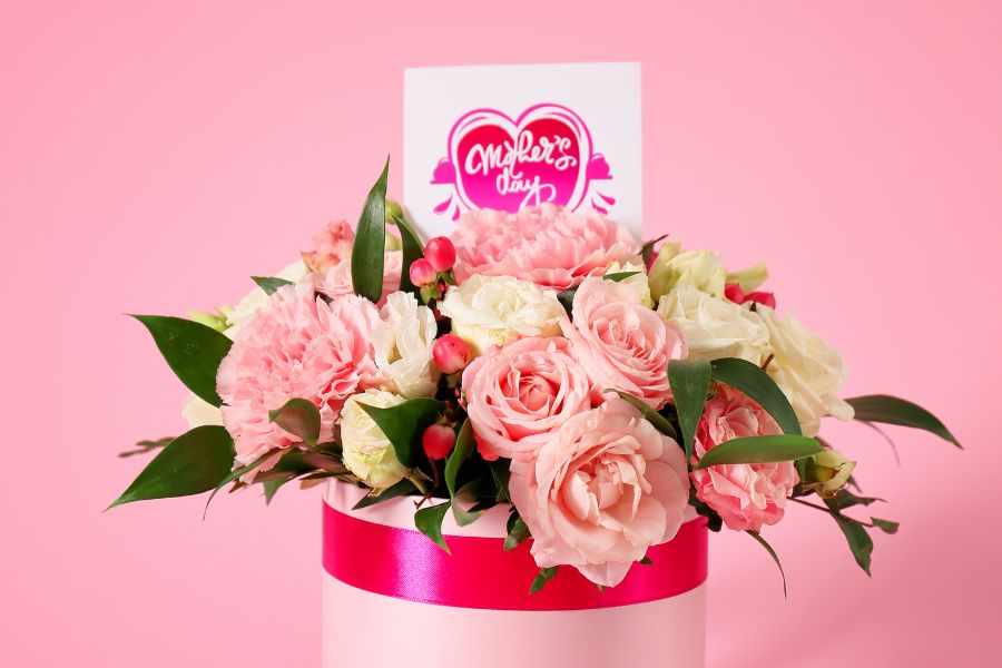 Giỏi hoa hồng phấn kết hợp cùng hoa hồng trắng - Rực rỡ tuổi thanh xuân.