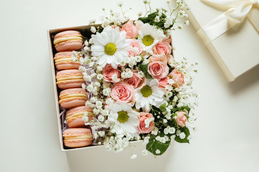 Hộp hoa cúc họa mi, hoa hồng phấn đính kèm bánh macaron - Nhẹ nhàng, tinh tế.