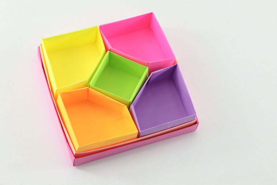 Mẫu hộp giấy vuông đáng yêu nhiều màu sắc.
