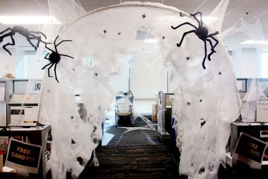 Trang trí Halloween cho văn phòng làm việc thành một khu rừng nhện độc.