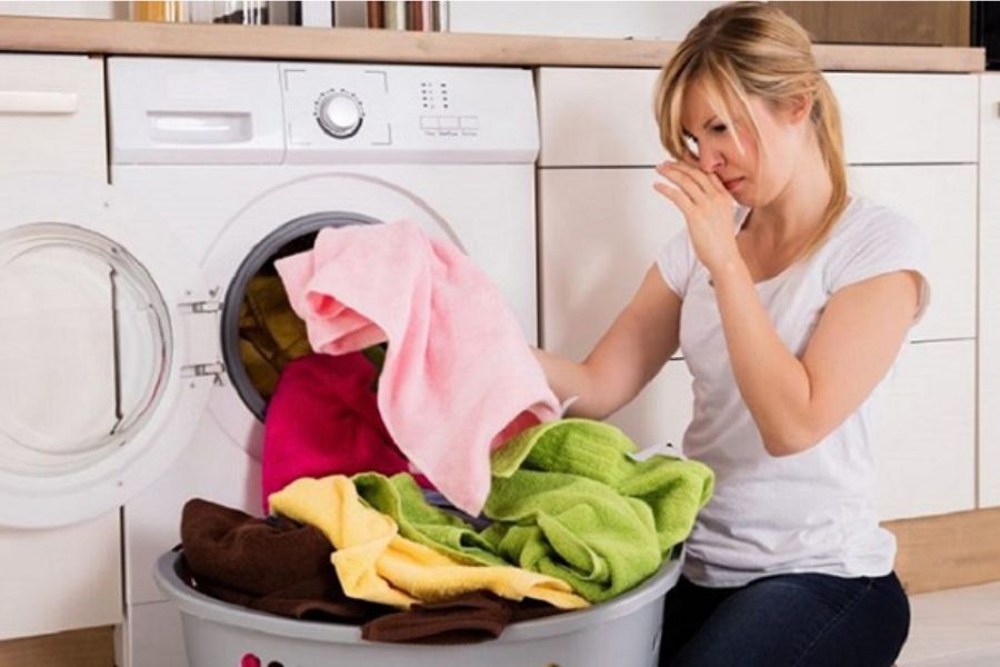 Máy giặt không làm sạch hiệu quả, còn lưu mùi hôi khó chịu trên quần áo.