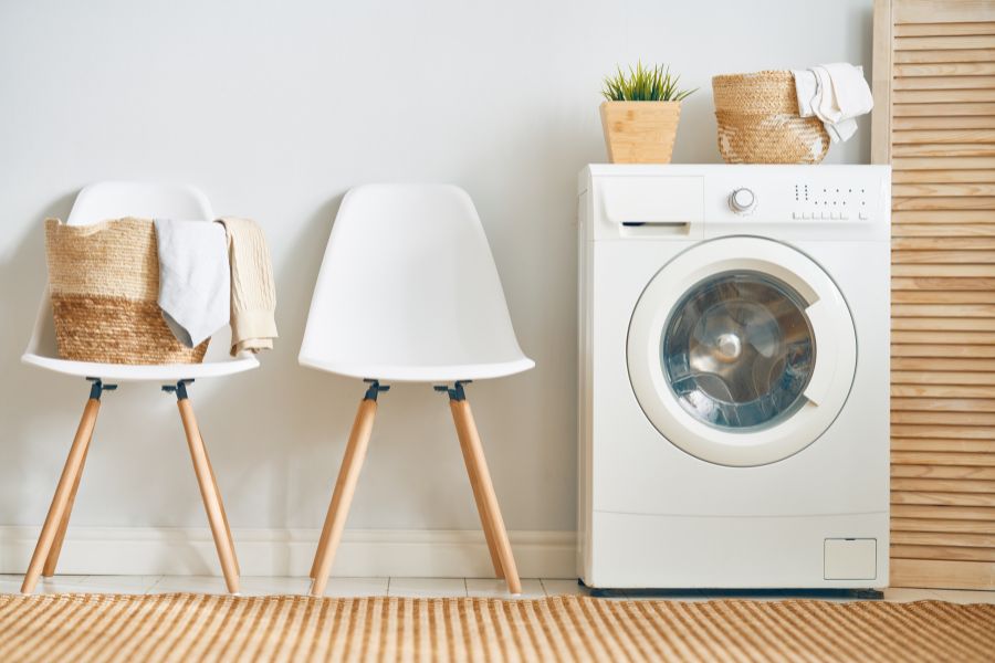 Máy giặt Inverter là loại máy giặt được tích hợp công nghệ Inverter (công nghệ tiết kiệm điện) trong trong động.