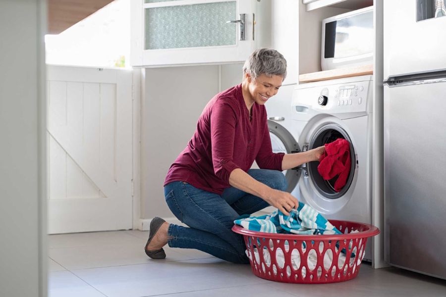 Người sử dụng máy giặt lồng ngang thường phải khuỵu gối, cúi xuống khi sử dụng.