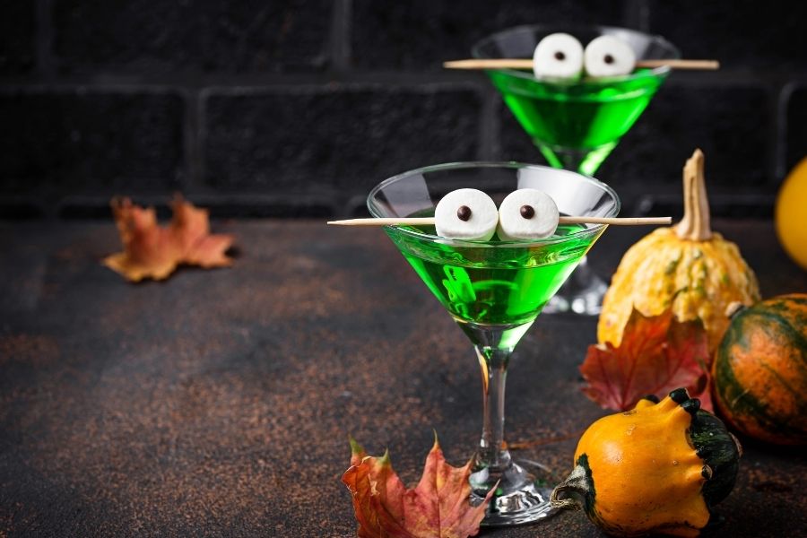 Trang trí đồ uống theo phong cách Halloween.