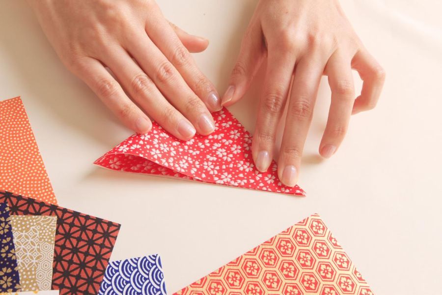 Origami là một hình thức nghệ thuật truyền thống, trong đó người nghệ sĩ sẽ sử dụng giấy để tạo ra nhiều hình dạng, vật thể.