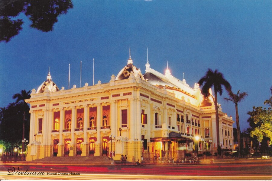Nhà hát lớn Hà Nội với kiến trúc sang trọng.