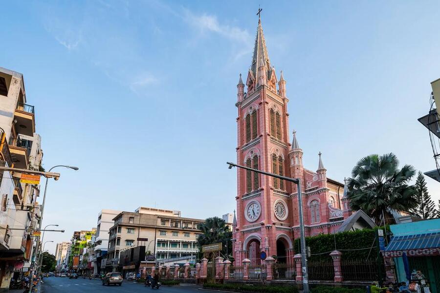 Nhà thờ Tân Định thu hút giới trẻ đến chụp hình.