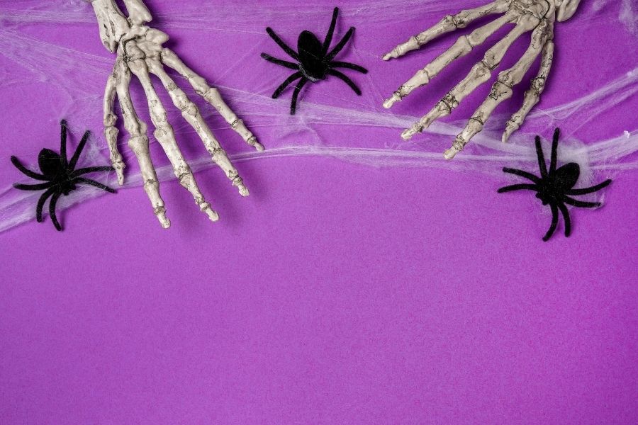 Kết hợp nhện, màng nhện và bộ xương bàn tay để trang trí Halloween cho quán cafe thêm độc đáo.