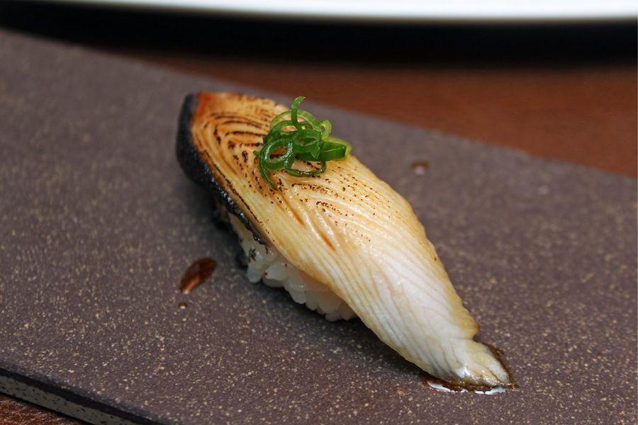 Nigiri cá tuyết là món ăn quen thuộc của những tín đồ ẩm thực Nhật Bản.
