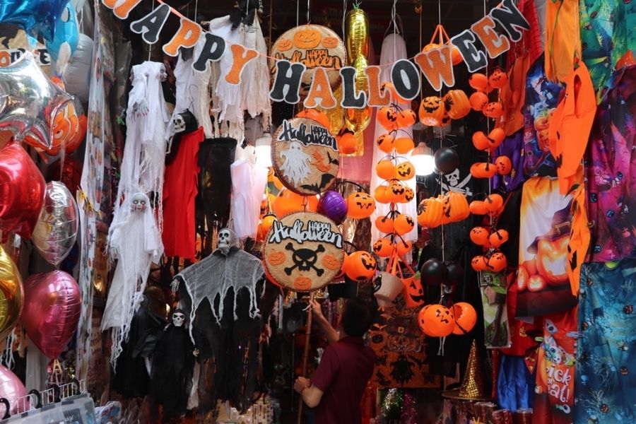 Các gian hàng tại Phố Hàng Mã trang trí và bày bán rất nhiều đồ decor Halloween độc lạ.
