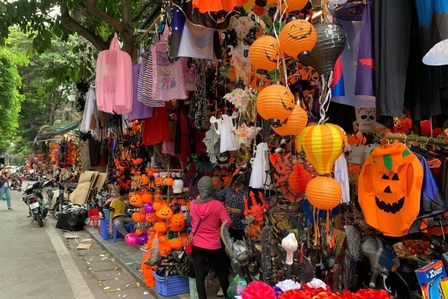 Ghé thăm phố Hàng Mã để dễ dàng tìm mua các trang phục hóa trang và đồ trang trí cho Halloween.
