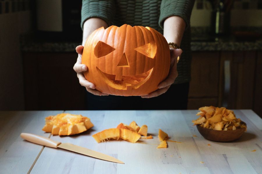 Pumpkin Carving (Khắc bí ngô) trong trong dịp Halloween đang trở nên phổ biến.