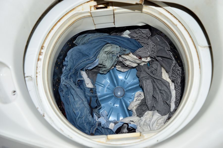 Sau khi hoàn tất việc xả nước, máy giặt chuyển sang chế độ vắt quần áo.
