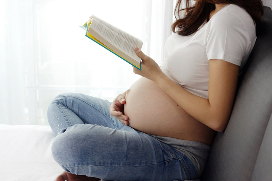 Sách cho mẹ bầu là món quà 20/10 thiết thực và ý nghĩa.