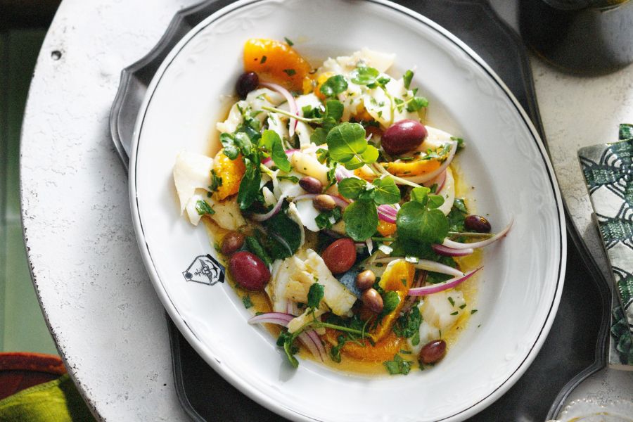Salad cá tuyết đầy hấp dẫn, thích hợp cho thực đơn ăn kiêng.