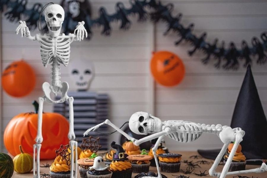 Sử dụng bộ xương mô hình để trang trí Halloween.