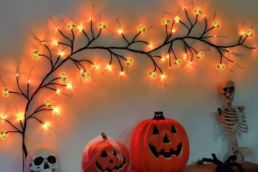 Sử dụng đèn LED trang trí văn phòng Halloween.
