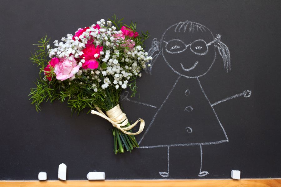 Tặng thầy cô bó hoa đỏ thắm nhân ngày Nhà Giáo Việt Nam 20/11 thể hiện sự trân thành và cảm ơn.