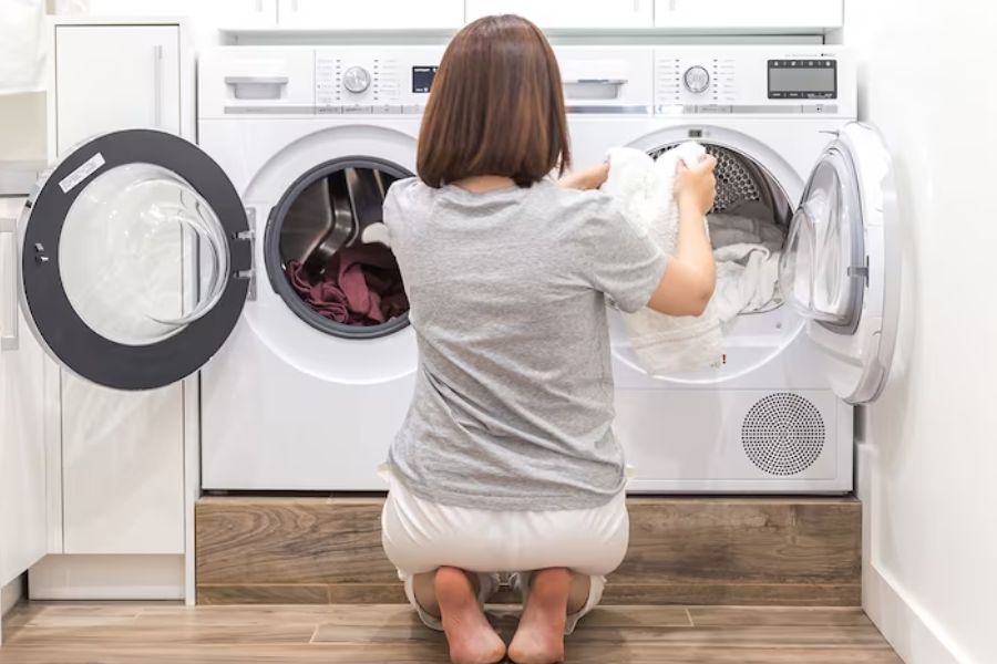 Máy giặt sấy khô hiện nay có tốc độ giặt, vắt quần áo tương đối cao, giúp tiết kiệm được nhiều thời gian đáng kể.