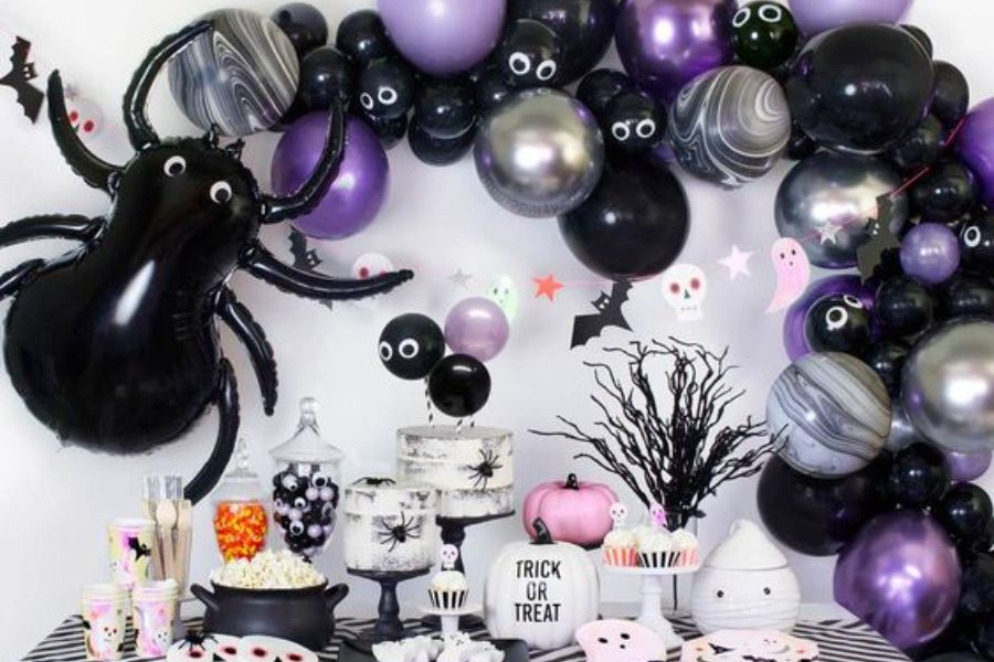 Trang trí bàn tiệc Halloween bằng bong bóng.