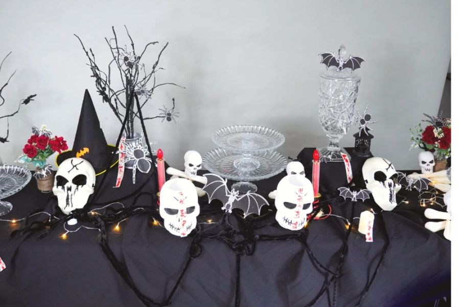 Trang trí bàn tiệc Halloween bằng đầu lâu.