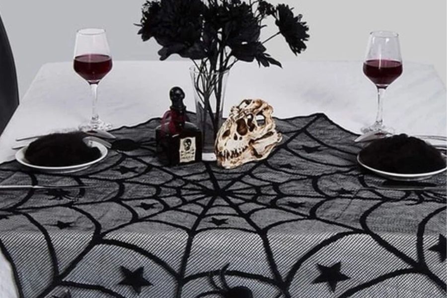 Trang trí bàn tiệc Halloween bằng mạng nhện.