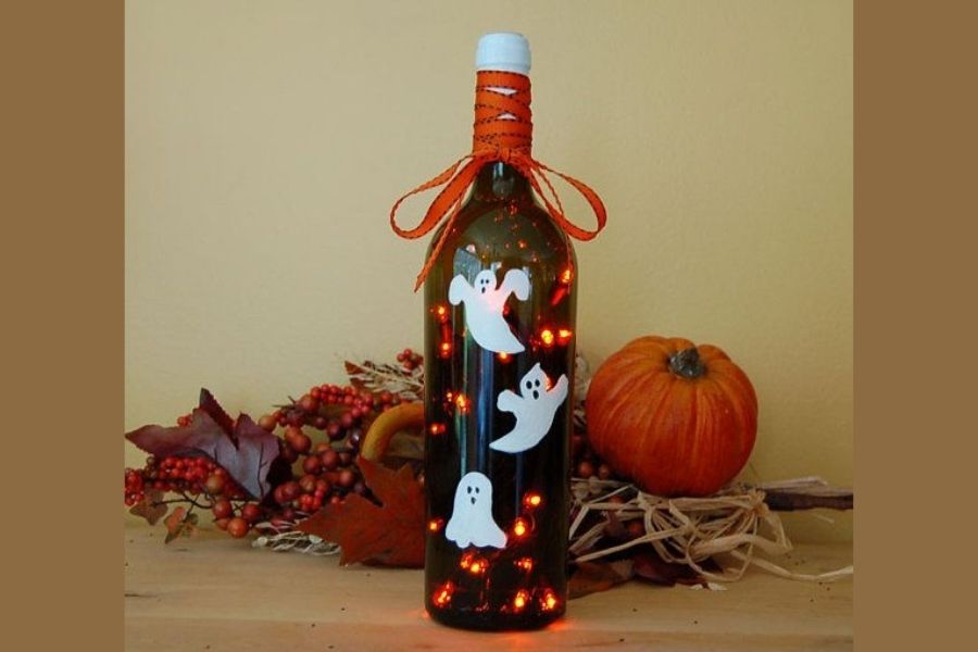 Trang trí Halloween bằng chai thủy tinh.