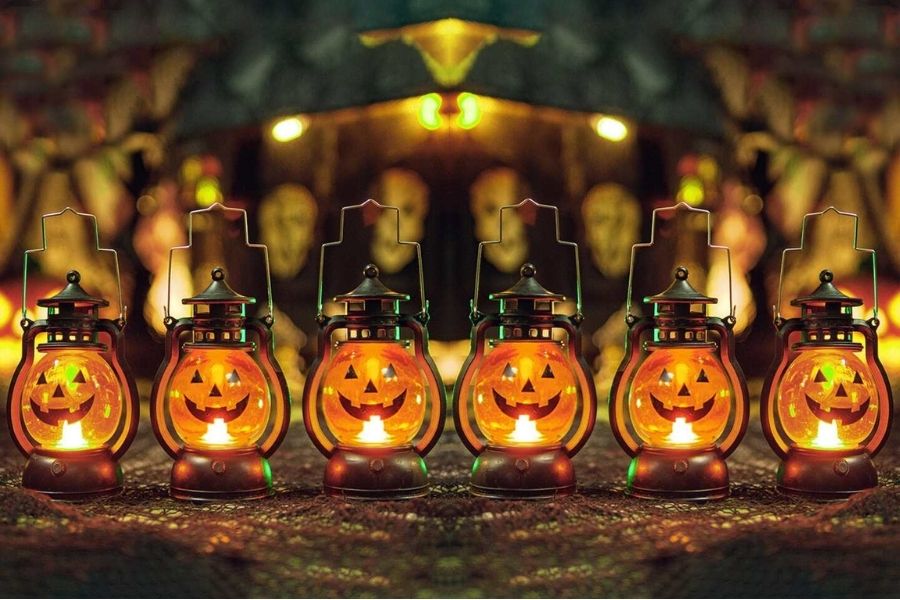 Đèn dầu điện tử hình mặt quỷ trang trí Halloween.