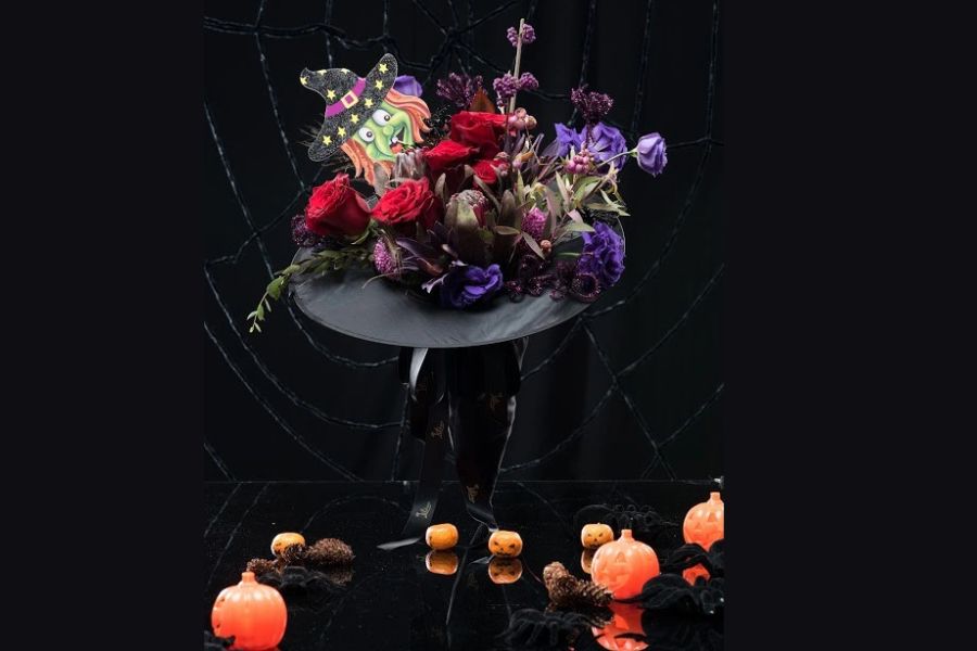 Lọ hoa quỷ ám Halloween được kết hợp cùng nhiều vật trang trí nhỏ giúp không gian thêm huyền bí.