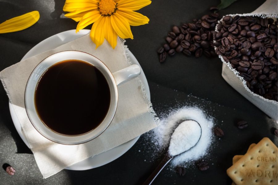 Nên sử dụng lượng đường thích hợp khi uống cà phê.