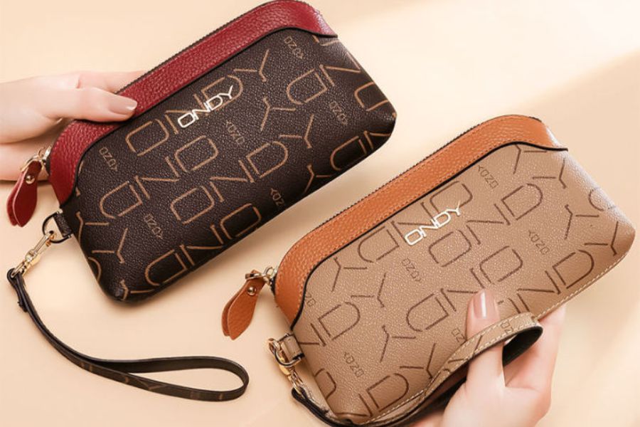 Tương tự như túi xách, bạn nên chọn những loại ví cầm tay tặng mẹ đơn giản, màu sắc trang nhã.