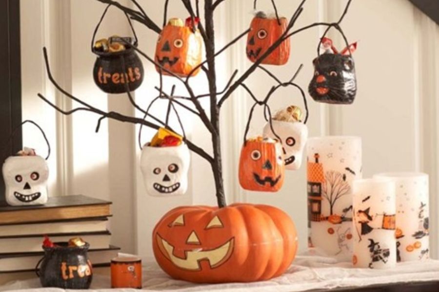 Bạn có thể đặt hình nộm tạo hình bí ngô xung quanh bàn khi trang trí Halloween cho không gian sống.