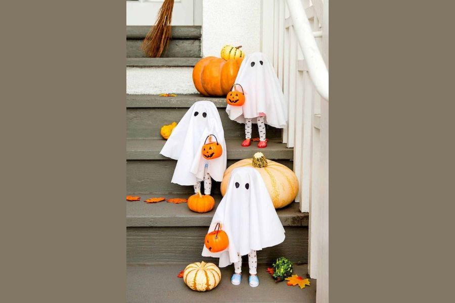 Đặt hình nộm trang trí Halloween xung quanh lối đi của cầu thang cũng là ý tưởng trang trí đầy mới lạ.