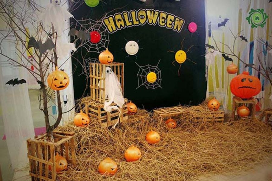 Bạn có thể thiết kế một không gian chụp ảnh Halloween và đặt hình nộm trang trí xung quanh.