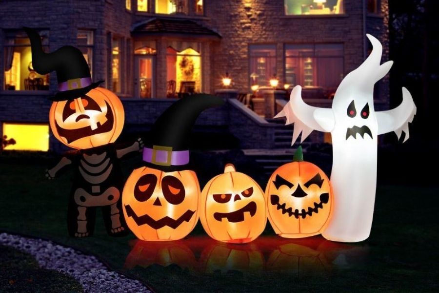 Trang trí Halloween với đèn phát sáng hình bí ngô, bộ xương và bóng ma.