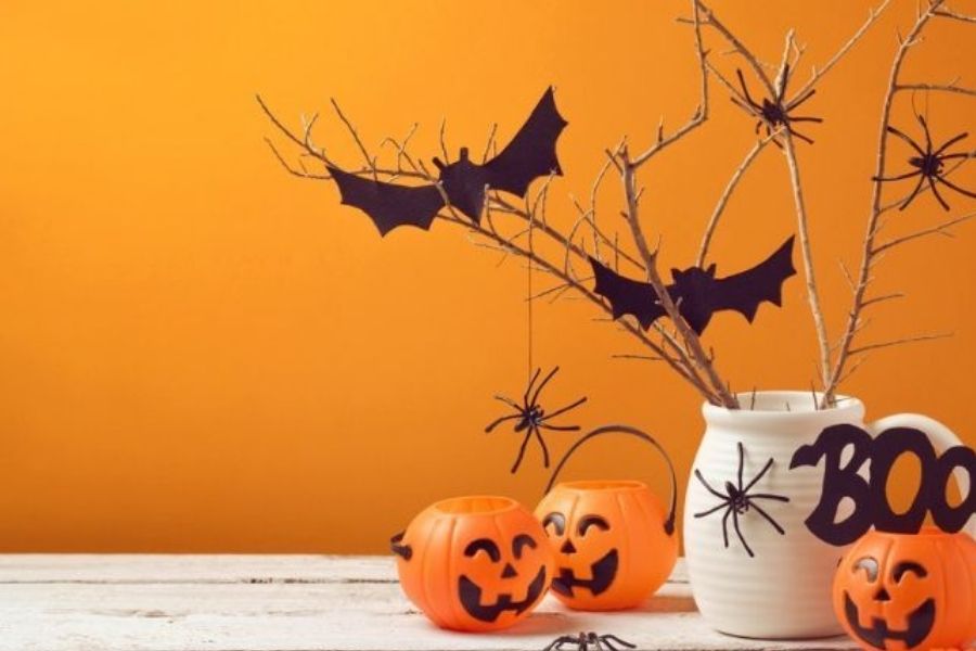Ý tưởng trang trí Halloween mầm non bằng cành cây khô.