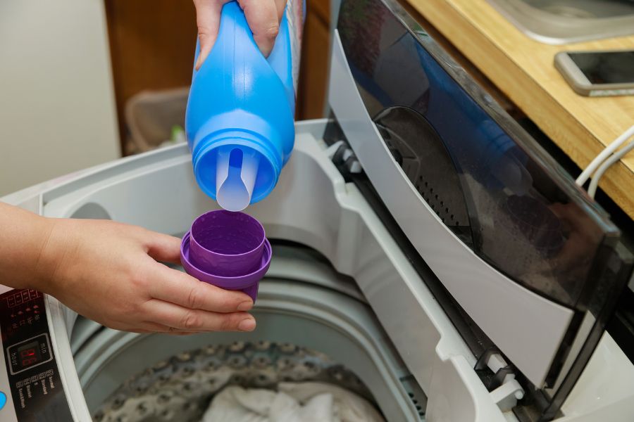 Máy giặt lồng nghiêng phù hợp với người có tài chính ít và muốn tiết kiệm điện, nước.
