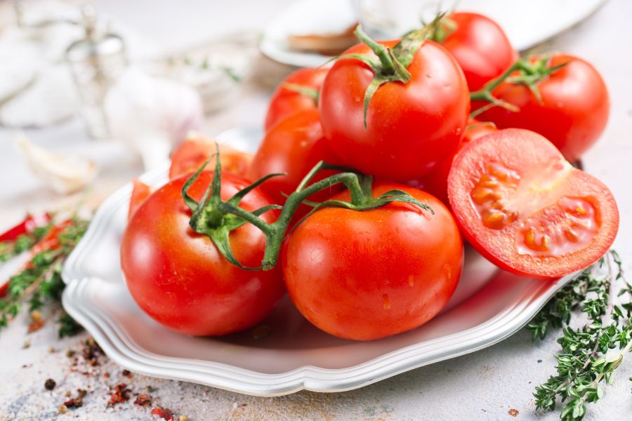 Ăn trái cây có mập không - cà chua ít calo, nhiều nước rất tốt cho người giảm cân.